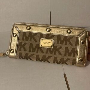Authentic Michael Kors Jet Set Wallet!